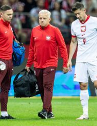 Lewandowski khiến Ba Lan “méo mặt”