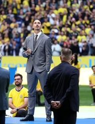 Ibrahimovic cố kìm nước mắt trước 45.000 người hâm mộ Thụy Điển